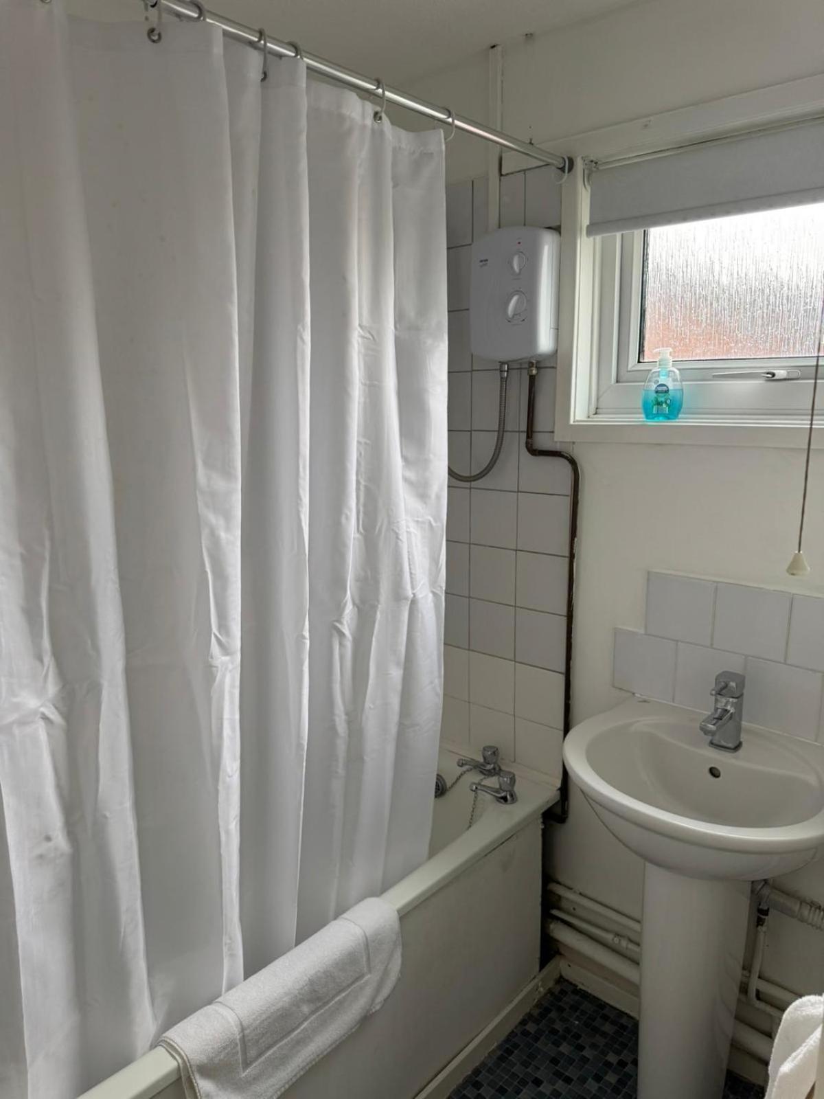 Large 2 Bedroom House Wombridge Luaran gambar